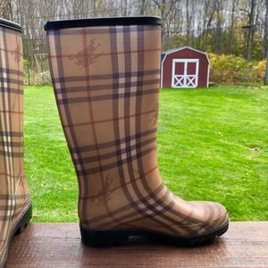 🎉🎉🎉🎉BURBERRY Authentic Rubber Printed Rain Boots. Size 37. Made in Italy.🎉🎉🎉